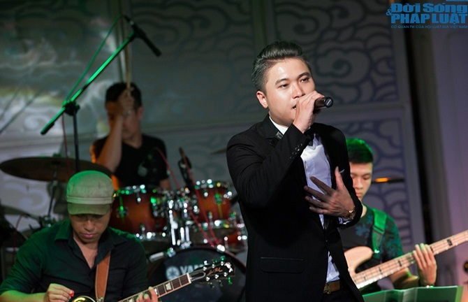 Vũ Duy Khánh chạy bộ đi diễn vì tắc đường tối 10/10